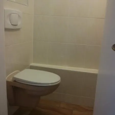 Schwarzer Adler Mit 3 Schlafzimmern Und 2 Wc Apartment