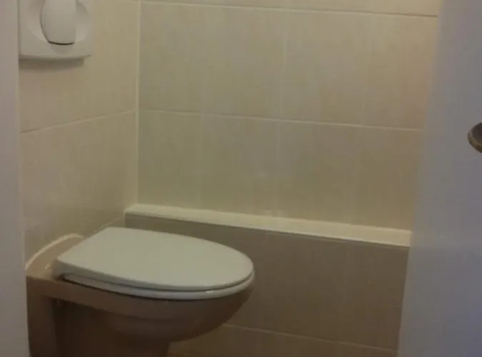 Schwarzer Adler Mit 3 Schlafzimmern Und 2 Wc Apartament